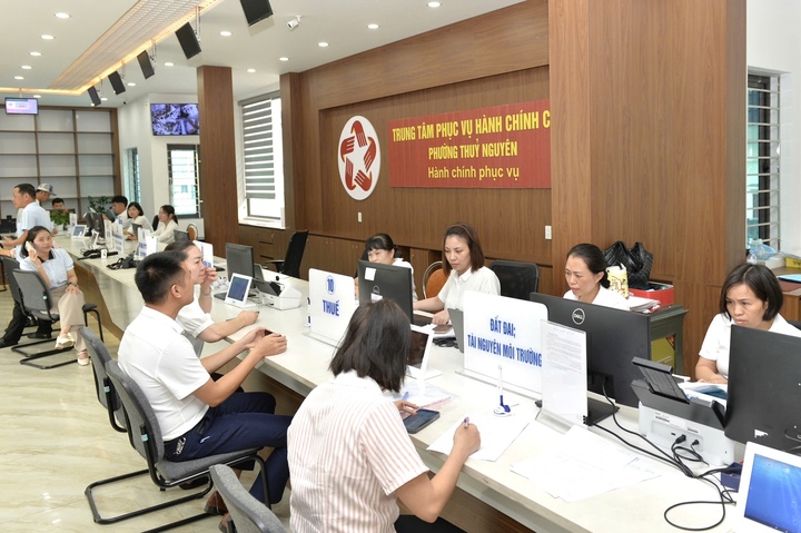 Người dân thực hiện các thủ tục hành chính tại phường Thủy Nguyên, TP. Hải Phòng. Ảnh: Thu Anh