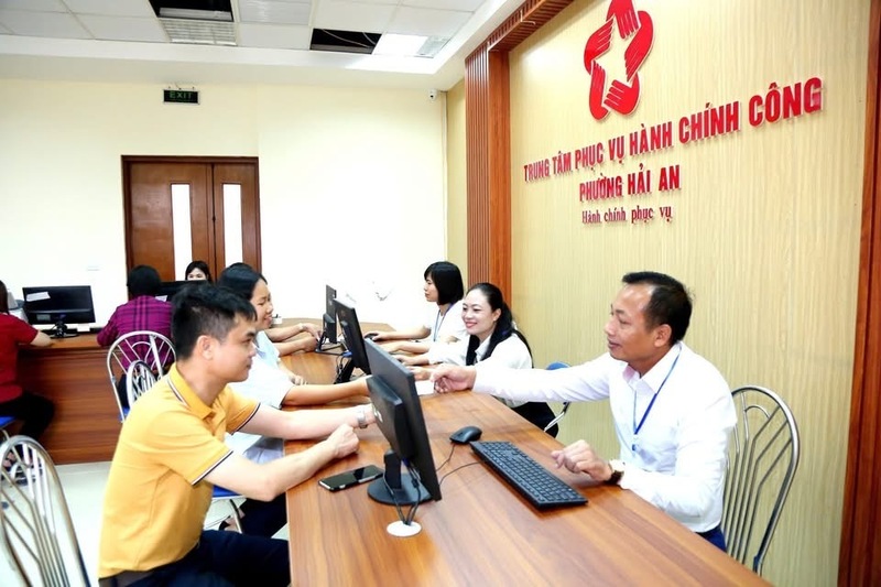 Người dân phấn khởi khi ngày đầu thực hiện chính quyền địa phương 2 cấp. Ảnh: Thu Anh