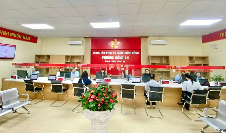Người dân thực hiện các thủ tục hành chính tại phường Hồng An, TP. Hải Phòng. Ảnh: Thu Anh
