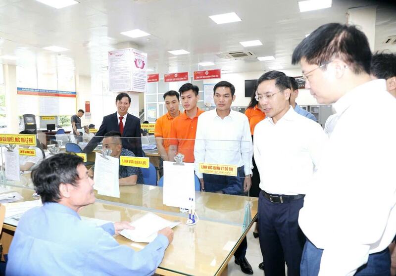 Lãnh đạo tỉnh Quảng Ninh kiểm tra và hỏi thăm người dân khi thực hiện làm các thủ tục hành chính tại địa phương.