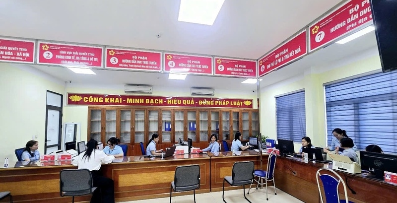 Trung tâm phục vụ hành chính công phường Cửa Ông ngày đầu thực hiện chính quyền địa phương hai cấp mọi hoạt động diễn ra trôi chảy