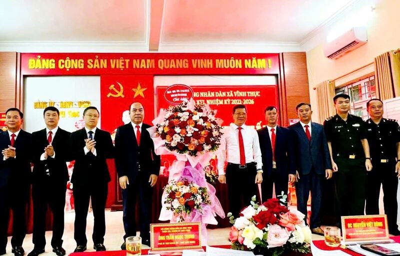 Đại diện lãnh đạo tỉnh Quảng Ninh tặng hoa chúc mừng Đảng bộ, chính quyền và nhân dân xã Vĩnh Thực trong ngày đầu vận hành chính quyền địa phương 2 cấp