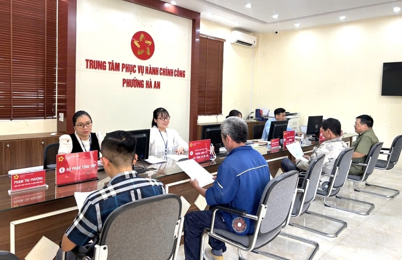 Trung tâm phục vụ hành chính công phường Hà An thu hút đông người dân đến thực hiện các thủ tục hành chính