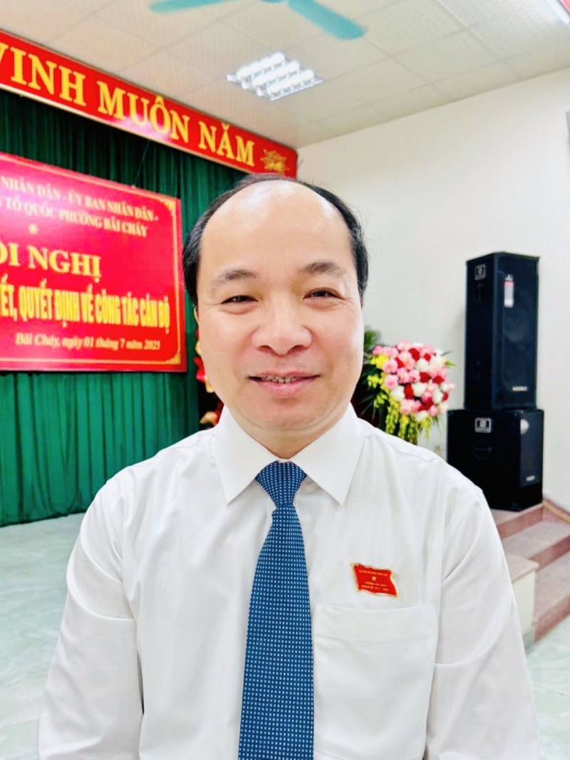 Ông Nguyễn Hoàng Quý, Bí thư Đảng ủy, Chủ tịch Hội đồng nhân dân phường Bãi Cháy, tỉnh Quảng Ninh thông tin: Phường Bãi Cháy xác định mô hình chính quyền phục vụ, gần dân hơn, sát dân hơn và đặt người dân làm trung tâm. Ngay sau lễ công bố chính quyền địa phương 2 cấp, toàn hệ thống chính trị phường Bãi Cháy đã bắt tay vào việc một cách khẩn trương, nghiêm túc. Chúng tôi quan điểm rõ ràng là phải phục vụ ngay, điều hành ngay, tổ chức thực hiện nhiệm vụ ngay; không để chậm trễ, không để trống hay khuyết bất kỳ vị trí nào, nhất là những nội dung liên quan trực tiếp đến giải quyết thủ tục, công việc của người dân và doanh nghiệp.