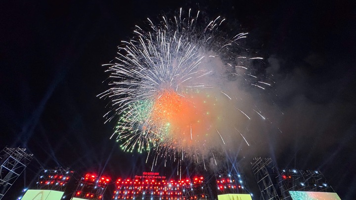 Hàng nghìn người reo hò, bùng cháy cùng niềm vui khi chính quyền 2 cấp chính thức đi vào hoạt động