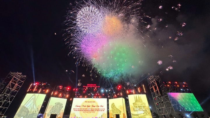 Rực sáng màn bắn pháo hoa trên bầu trời Quảng Ninh chào mừng chính quyền 2 cấp