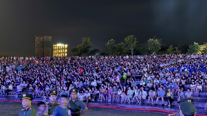Hàng nghìn người dân tỉnh Quảng Ninh và du khách thưởng thức chương trình nghệ thuật
