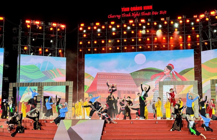 Các tiết mục văn nghệ ca ngợi đất và con người Quảng Ninh