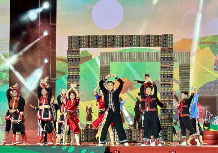 Các tiết mục văn nghệ do các nghệ sĩ, diễn viên, đồng bào dân tộc thiểu số tỉnh Quảng Ninh biểu diễn
