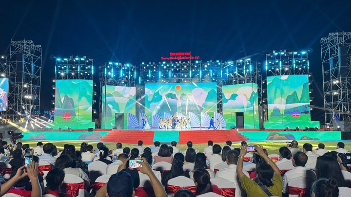 Thiết thực chương trình nghệ thuật chào mừng chính quyền 2 cấp tại tỉnh Quảng Ninh.