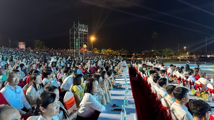 Chương trình thu hút đông đảo nhân dân và du khách