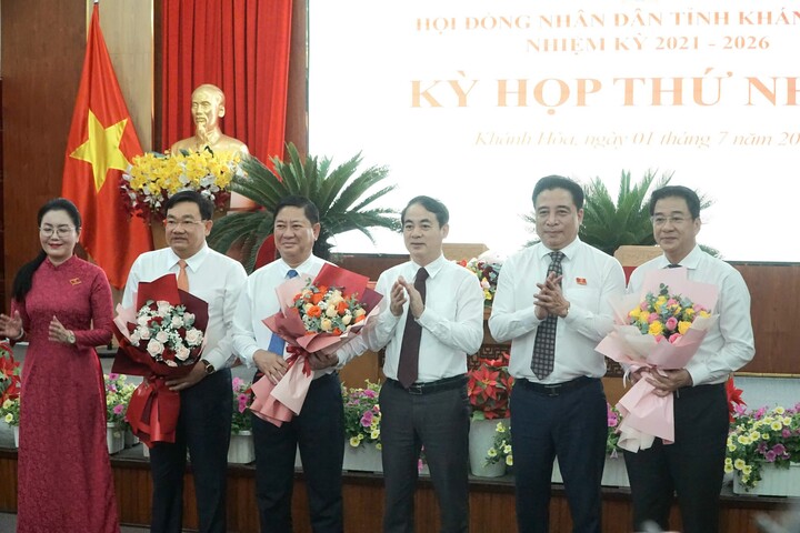 Bí thư Tỉnh uỷ, Thường trực HĐND tỉnh Khánh Hòa tặng hoa chúc mừng Chủ tịch và các Phó Chủ tịch UBND tỉnh.