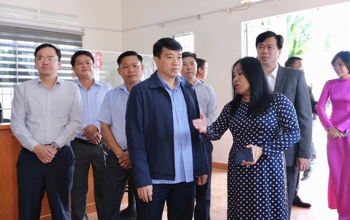 Bí thư Tỉnh uỷ Lâm Đồng Y Thanh Hà Niê K đăm kiểm tra công tác vận hành chính quyền tại xã Bảo Thuận. Ảnh: Lê Sơn