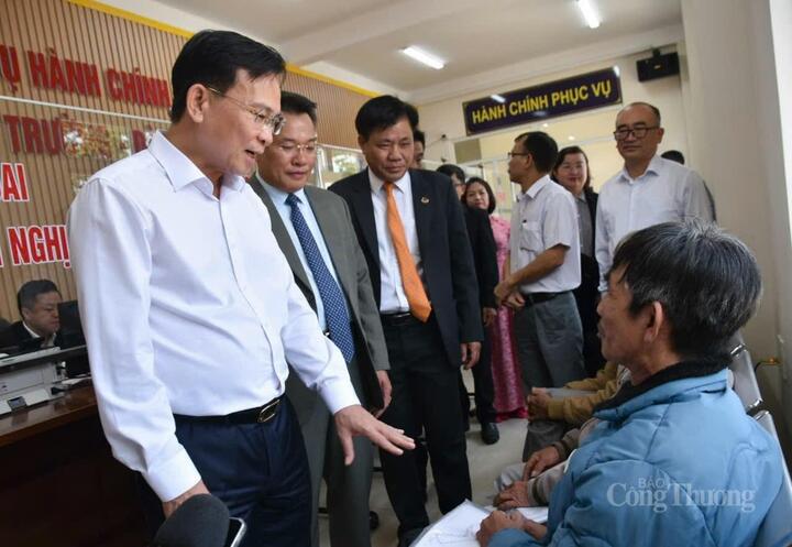 Chủ tịch UBND tỉnh Lâm Đồng Hồ Văn Mười ân cần hỏi thăm người dân. Ảnh: Lê Sơn