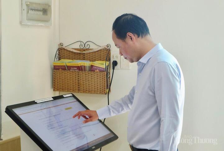 Chủ tịch HĐND tỉnh Lâm Đồng Trần Hồng Thái kiểm tra công tác vận hành chính quyền tại phường Cam Ly – Đà Lạt. Ảnh: Lê Sơn