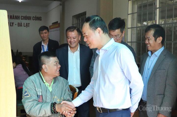Chủ tịch HĐND tỉnh Lâm Đồng Trần Hồng Thái làm trưởng đoàn đi kiểm tra công tác vận hành chính quyền tại phường Cam Ly – Đà Lạt. Ảnh: Lê Sơn