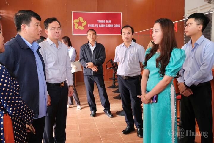 Bí thư Tỉnh uỷ Lâm Đồng Y Thanh Hà Niê K đăm kiểm tra công tác vận hành chính quyền tại xã Bảo Thuận. Ảnh: Lê Sơn