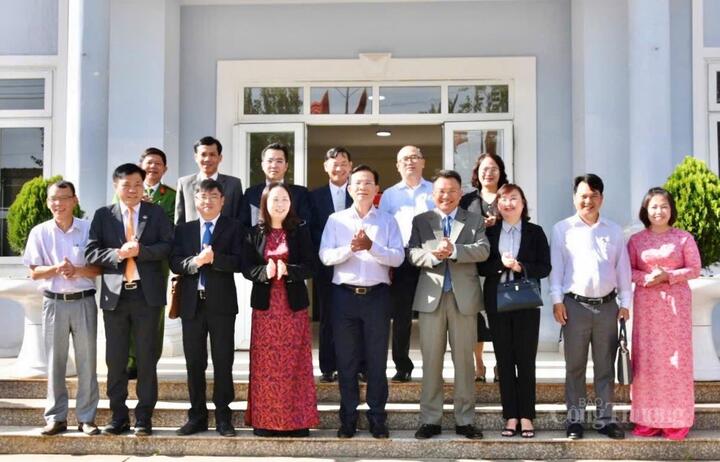 Chủ tịch UBND tỉnh Lâm Đồng Hồ Văn Mười chụp ảnh lưu niệm cùng lãnh đạo phường Xuân Trường – Đà Lạt. Ảnh: Lê Sơn