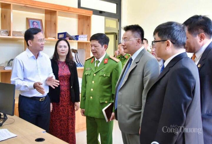 Chủ tịch UBND tỉnh Lâm Đồng Hồ Văn Mười làm trưởng đoàn đi kiểm tra công tác vận hành chính quyền tại phường Xuân Trường – Đà Lạt. Ảnh: Lê Sơn