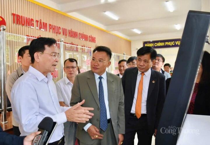 Chủ tịch UBND tỉnh Lâm Đồng Hồ Văn Mười làm trưởng đoàn đi kiểm tra công tác vận hành chính quyền tại phường Xuân Trường – Đà Lạt. Ảnh: Lê Sơn