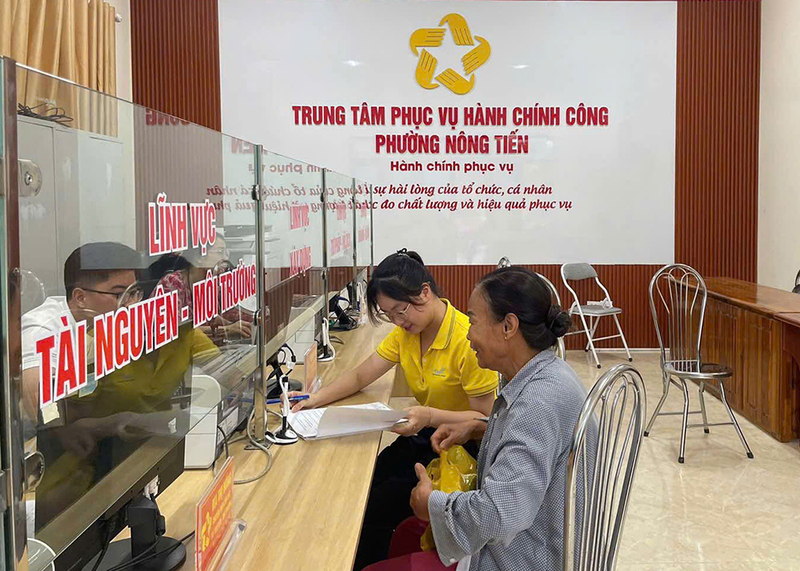 Nhân viên Bưu điện tỉnh Tuyên Quang hỗ trợ người dân tại Trung tâm Phục vụ hành chính công phường Hồng Tiến, tỉnh Tuyên Quang. Ảnh: Thu Giang