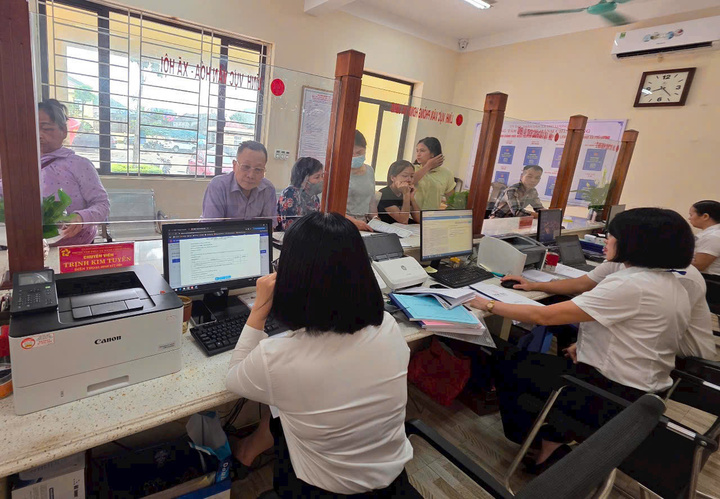 Trong ngày làm việc đầu tiên sau khi sắp xếp đơn vị hành chính, Trung tâm Phục vụ Hành chính công xã Phú Lương hoạt động ổn định, tiếp đón người dân đến giải quyết các thủ tục một cách trật tự, nhanh chóng.