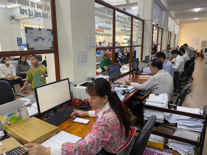 Cán bộ phường Vũng Tàu tập trung xử lý các thủ tục, vướng mắc cho người dân. Ảnh: Nguyễn Ngọc