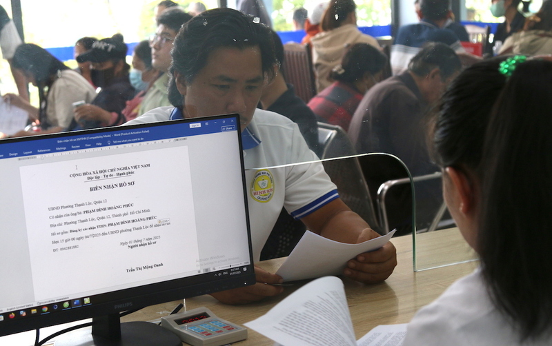 Mặc dù số lượng người dân tới rất đông tại phương An Phú Đông nhưng việc tiếp nhận, xử lý đều diễn ra thuận lợi, nhanh chóng. Ảnh: Minh Khuê.