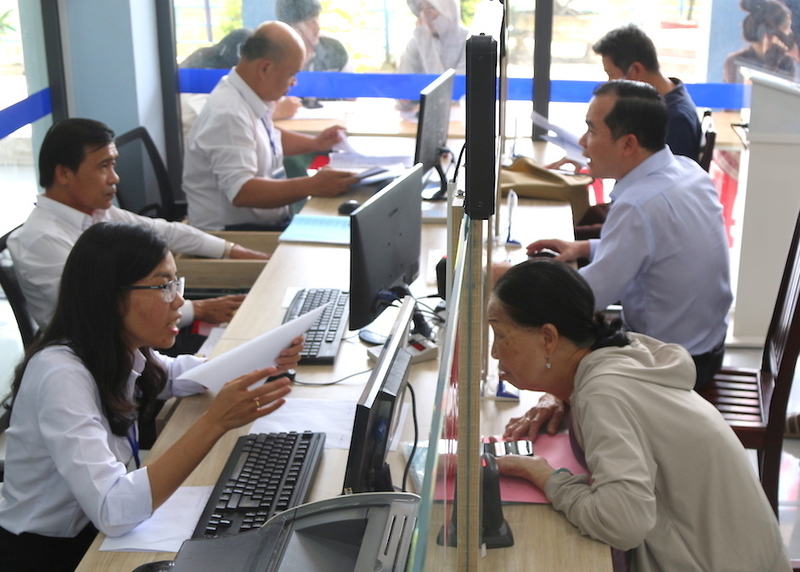 Hầu hết người dân khi đến phường Chánh Phú Hòa thực hiện các thủ tục đều rất hài lòng về thái độ cũng như phong cách phục vụ của cán bộ, viên chức tại đây. Ảnh: Minh Khuê.