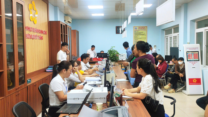 Công chức tại Trung tâm phục vụ hành chính công phường Quyết Thắng tiếp nhận và xử lý thủ tục hành chính cho người dân.