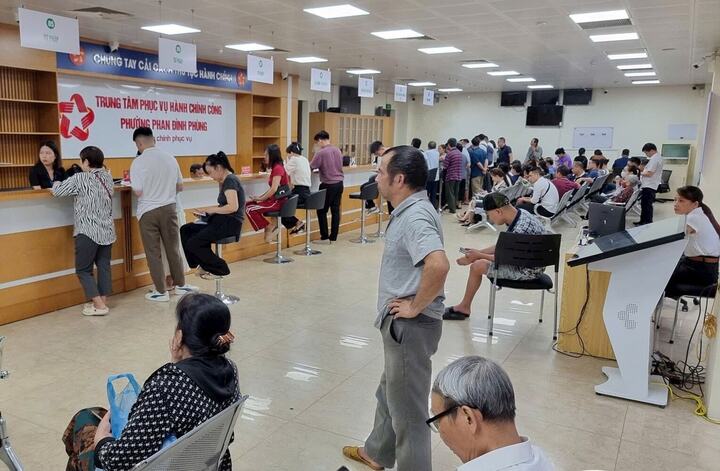 Hàng trăm người từ các phường cũ đến làm việc tại Trung tâm phục vụ hành chính công phường Phan Đình Phùng (mới). Người dân hào hứng với mô hình chính quyền 2 cấp và cho rằng thay đổi này đem lại nhiều lợi ích.
