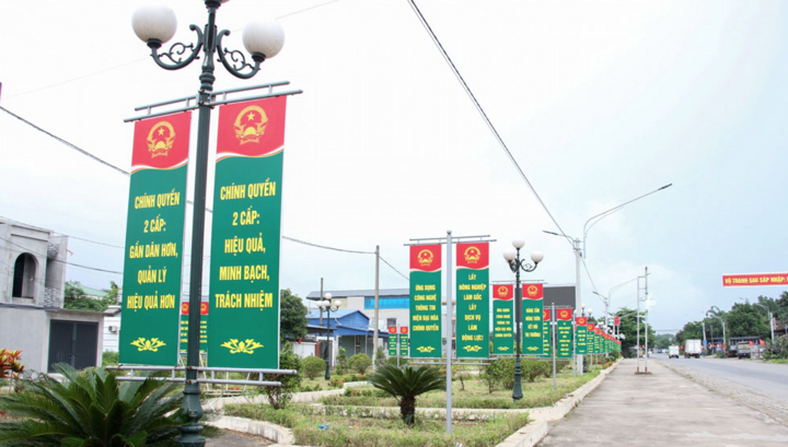 Hàng loạt khẩu hiệu, băng rôn được treo dọc các tuyến đường, trước trụ sở xã, phường mới tại Thái Nguyên, truyền đi thông điệp về quyết tâm đổi mới bộ máy hành chính. Đồng thời thể hiện niềm tin của nhân dân vào sự chuyển động đồng bộ của chính quyền địa phương 2 cấp, hướng đến mô hình quản trị hiện đại, hiệu quả hơn.