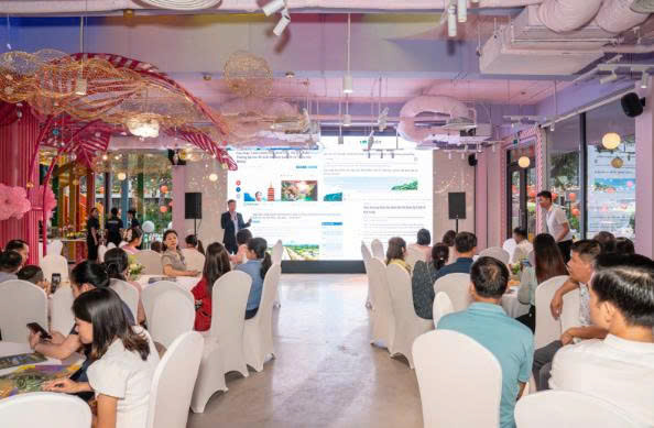 Đại diện chủ đầu tư tập đoàn Flamingo Holdings chia sẻ với hàng trăm khách tham dự sự kiện về cơ hội đầu tư tại Flamingo Golden Hill. Ảnh: CĐT