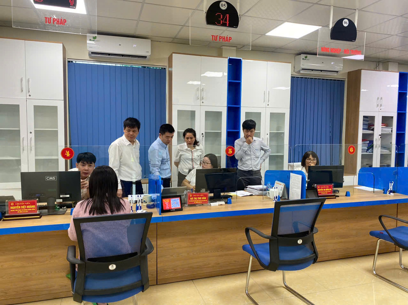 Cán bộ Trung tâm hành chính công tỉnh đến trực tiếp các phường, xã để hỗ trợ trong ngày đầu vận hành theo mô hình chính quyền hai cấp