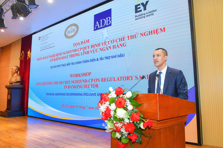Ông Ron H. Slagen, Phó giám đốc quốc gia ADB tại Việt Nam phát biểu tại Tọa đàm