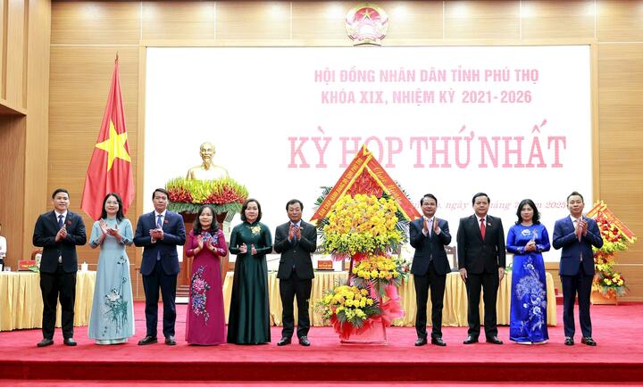 Bí thư Tỉnh ủy Đặng Xuân Phong tặng hoa chúc mừng Thường trực Hội đồng nhân dân tỉnh Phú Thọ. Ảnh: T.Tâm