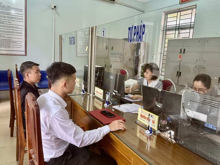 Người dân hài lòng khi đến làm thủ tục tại Trung tâm phục vụ hành chính công phường Vĩnh Phúc (tỉnh Phú Thọ). Ảnh: Thu Thủy