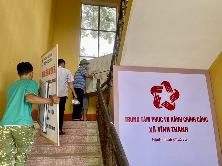 Theo ghi nhận của phóng viên Báo Công Thương, ngày 2/7, cán bộ xã Vĩnh Thành (tỉnh Phú Thọ) vẫn tiếp tục sắp xếp, đảm bảo điểm phục vụ nhân dân được gọn gàng, văn minh. Ảnh: Thu Thủy
