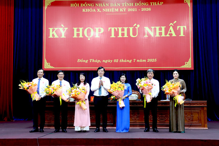 Bí thư Tỉnh ủy Đồng Tháp Lê Quốc Phong tặng hoa chúc mừng Chủ tịch, các Phó Chủ tịch Hội đồng nhân dân tỉnh Đồng Tháp và Trưởng các Ban của Hội đồng nhân dân tỉnh. Ảnh: Nguyệt Ánh.