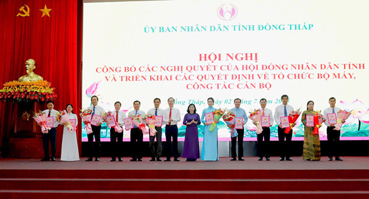 Bà Châu Thị Mỹ Phương - Phó Bí thư Tỉnh ủy, Chủ tịch HĐND tỉnh Đồng Tháp; ông Trần Trí Quang - Phó Bí thư Tỉnh ủy, Chủ tịch UBND tỉnh Đồng Tháp trao quyết định thành lập các cơ quan chuyên môn. Ảnh: Nguyệt Ánh