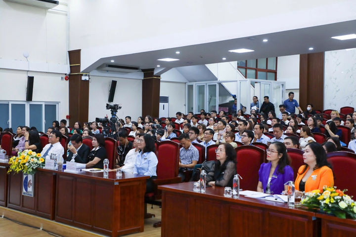 Các khách mời, lãnh đạo, giảng viên, sinh viên Trường Cao đẳng Kinh tế Đối ngoại tham dự toạ đàm