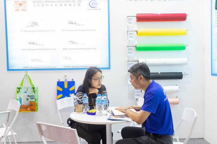 Triển lãm cũng là dịp để các doanh nghiệp tìm kiếm các cơ hội hợp tác kinh doanh. Ảnh: Hoa Quỳnh