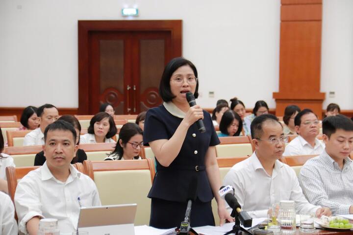 Bà Trịnh Thị Hương chia sẻ tại cuộc họp báo. Ảnh: Thanh Tuấn