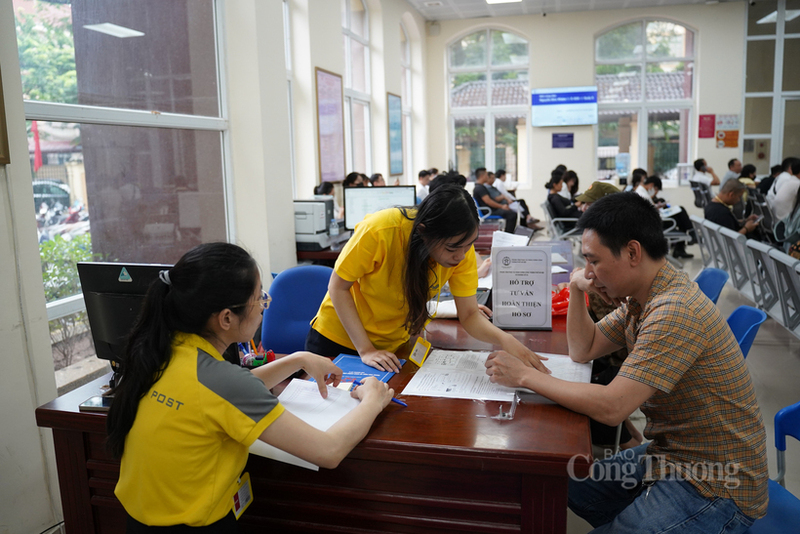 Người dân được hướng dẫn tận tình, chu đáo, đảm bảo thủ tục nhanh chóng, thuận tiện. Ảnh: Chí Bình