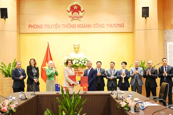 Bộ trưởng Nguyễn Hồng Diên và Đại sứ Gillian Bird chứng kiến Lễ trao đổi Bản ghi nhớ về Hợp tác thúc đẩy phát triển thị trường điện cạnh tranh giữa Cục Điện lực và Đại sứ quán Australia tại Việt Nam