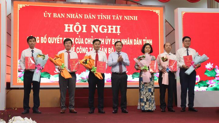 Chủ tịch UBND tỉnh Tây Ninh trao các quyết định bổ nhiệm lãnh đạo Sở Công Thương. Ảnh: Bình An