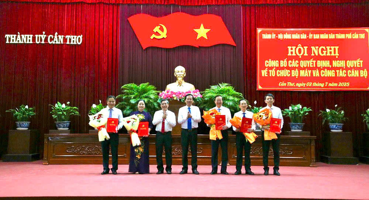 Lãnh đạo Thành uỷ Cần Thơ trao quyết định thành lập và phân công, bổ nhiệm lãnh đạo, quản lý 5 cơ quan tham mưu giúp việc của Thành ủy. Ảnh: Nhật Huy