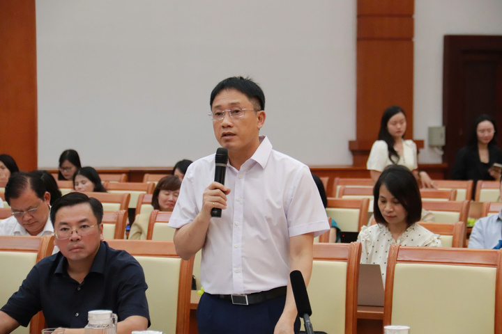 Ông Mai Sơn, Phó Cục trưởng Cục Thuế trả lời câu hỏi của báo chí. Ảnh: Thanh Tuấn