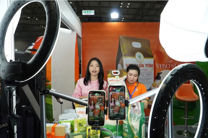 Từ 1/7, các sàn thương mại điện tử sẽ thực hiện việc kê khai, khấu trừ và nộp thuế thay các hộ kinh doanh, cá nhân kinh doanh trên sàn. Ảnh minh hoạ: Thu Hà