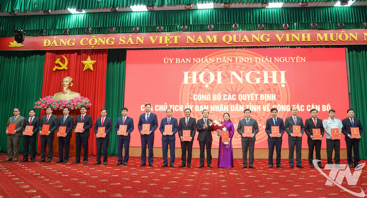 Lãnh đạo tỉnh UBND tỉnh Thái Nguyên trao quyết định cho giám đốc các sở, ngành
